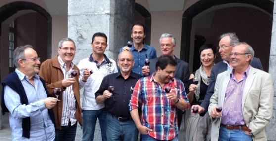 Les membres fondateurs souhaitent la bienvenue au nouveau comité devant l’Hôtel de Ville de Saint-Maurice.